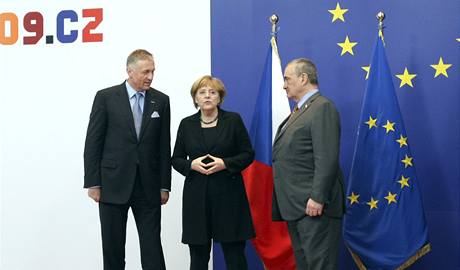 eský premiér Mirek Topolánek, který jednání vede, se jet ped zaátkem summitu vyslovil proti jakékoliv pomoci. Ilustraní foto.