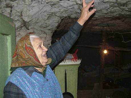 Helena Korineková ukazuje svj dm vytesaný do sopeného tufu