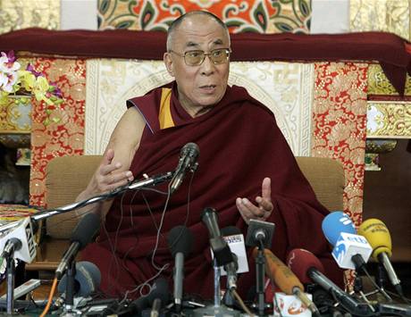 Dalajlma bhem projevu u pleitosti padestho vro protinskch protest v Tibetu (10. bezna 2009)