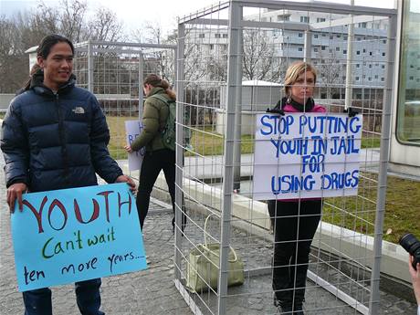 Demonstrace za legalizaci drog ped centrem OSN ve Vdni (11. bezna 2009)