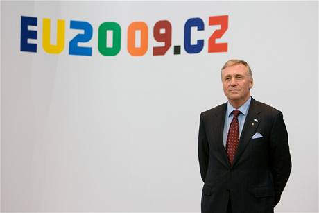 Miroslav Topolánek a za ním logo eského pedsednictví EU