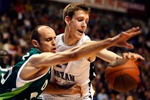 eský basketbalista Jan Veselý z Partizanu Blehrad v akci