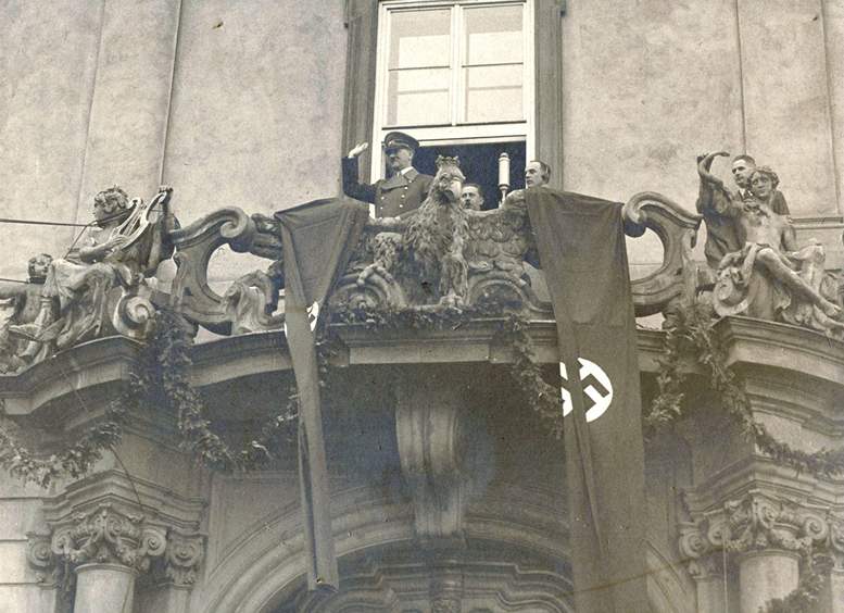Adolf Hitler mluví z balkonu Nové radnice v Brn. (17. bezna 1939)