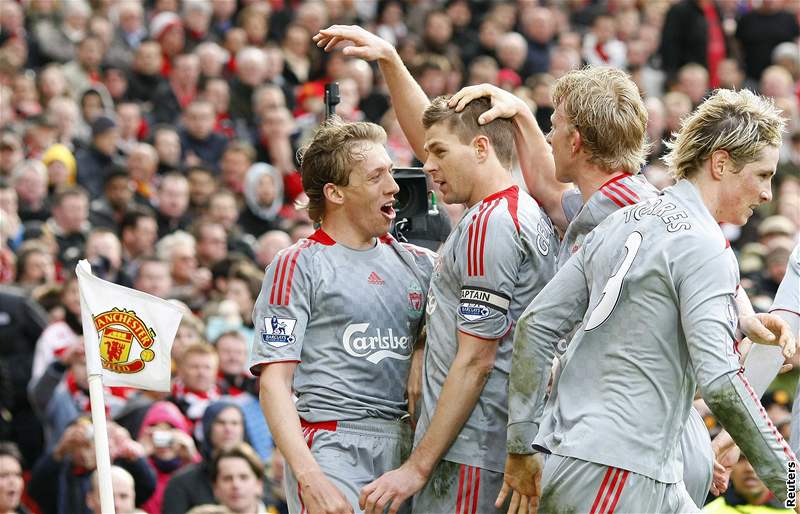 DLEITÝ OKAMIK: Vidi (vpravo) jako poslední hrá Manchesteru ztrácí mí a liverpoolský Torres po sóle vyrovnává na 1:1.