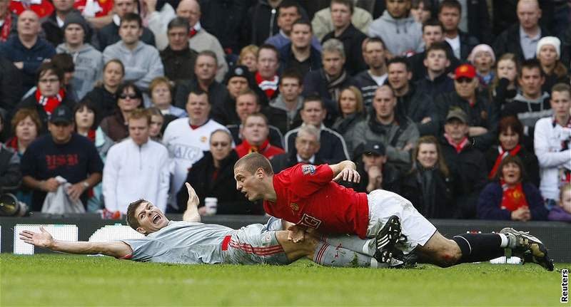 DLEITÝ OKAMIK: Vidi (vpravo) jako poslední hrá Manchesteru ztrácí mí a liverpoolský Torres po sóle vyrovnává na 1:1.