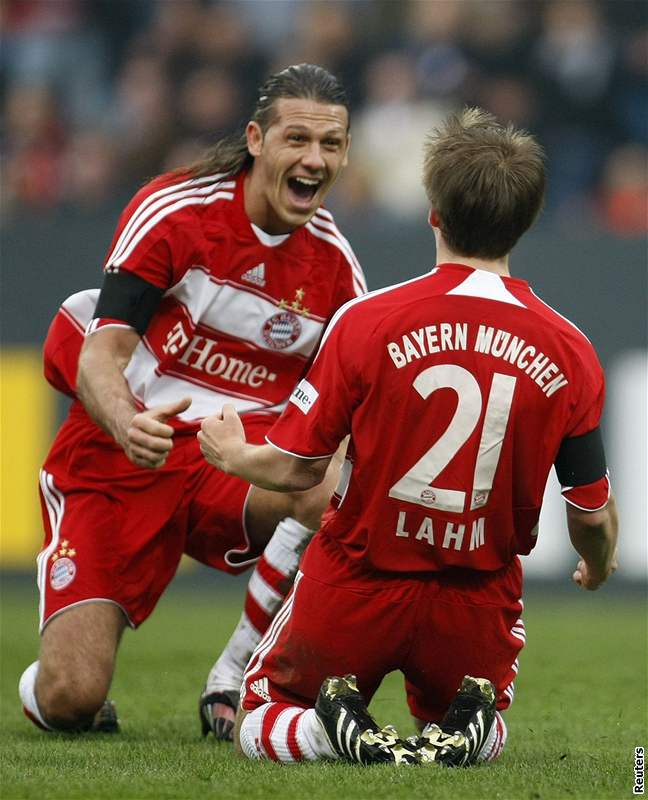 Fotbalisté Bayernu Mnichov Lahm (zády) a Demichelis se radují ze vsteleného gólu