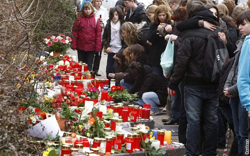 Studenti truchlí ped kolou Albertville, poté co v ní vradil vyinutý Tim Kretschmer. (12. bezen 2009)