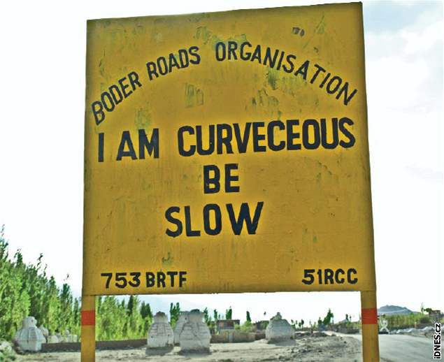 Jsem pkn zaoblená, bu pomalý, vyzývá mimo jiné nápis u indických silnic.