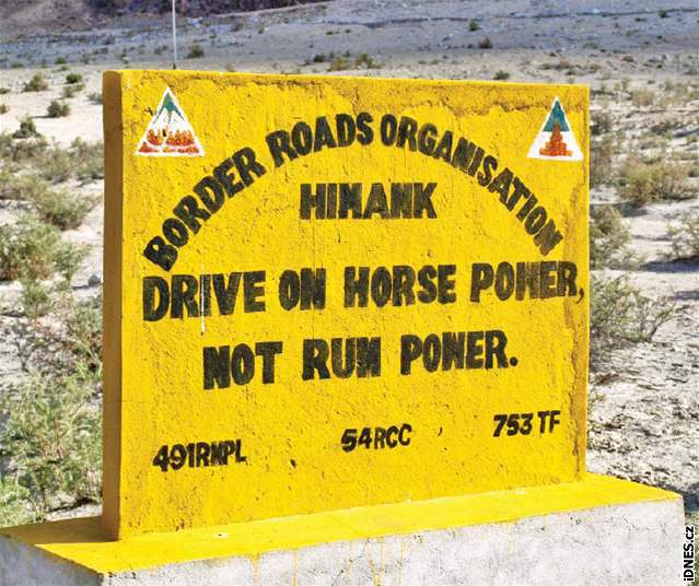 Jsem pkn zaoblená, bu pomalý, vyzývá mimo jiné nápis u indických silnic.