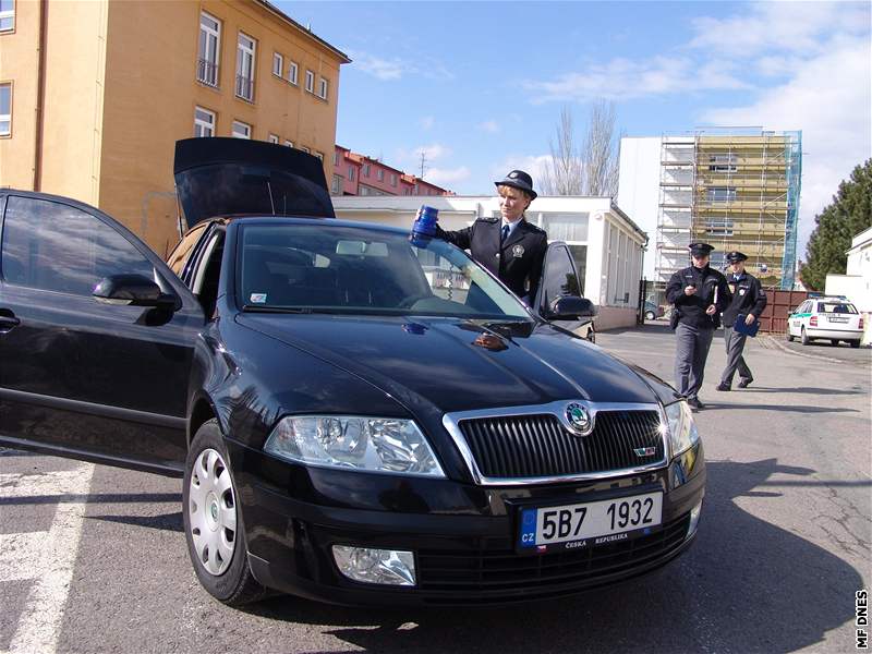 Automobil mue ze Znojma, který pouíval majáky a dalí signální zaízení shodné s vozy kriminální policie