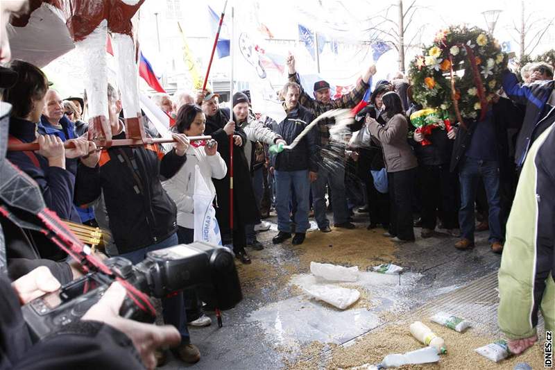 Protest zemdlc na Václavském námstí v Praze (12. bezna 2009)