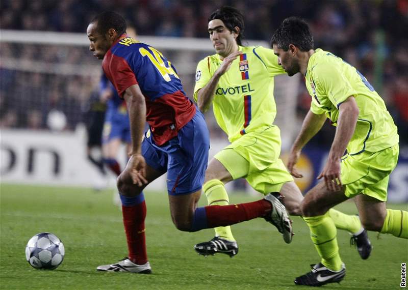 Barcelona - Lyon; Henry (vlevo) - Delgado, Toulalan (vpravo)