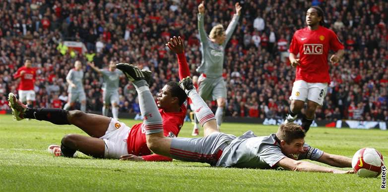 Manchester United - Liverpool: Evra (vlevo) a Gerrard