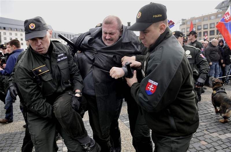 Policie zatýká pedáka slovenských neonacist Mariána Kotlebu.