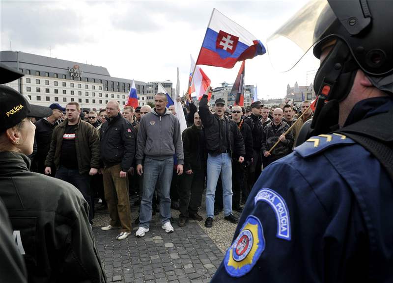 Demonstraci slovenských neonacist rozehnala policie.