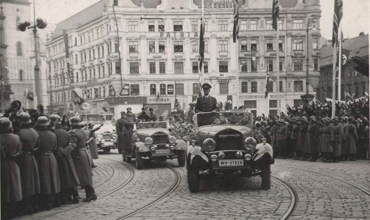Snímek z námstí Svobody ukazuje za Hitlerem nápis hodiná. Námt na dobové vtipkování