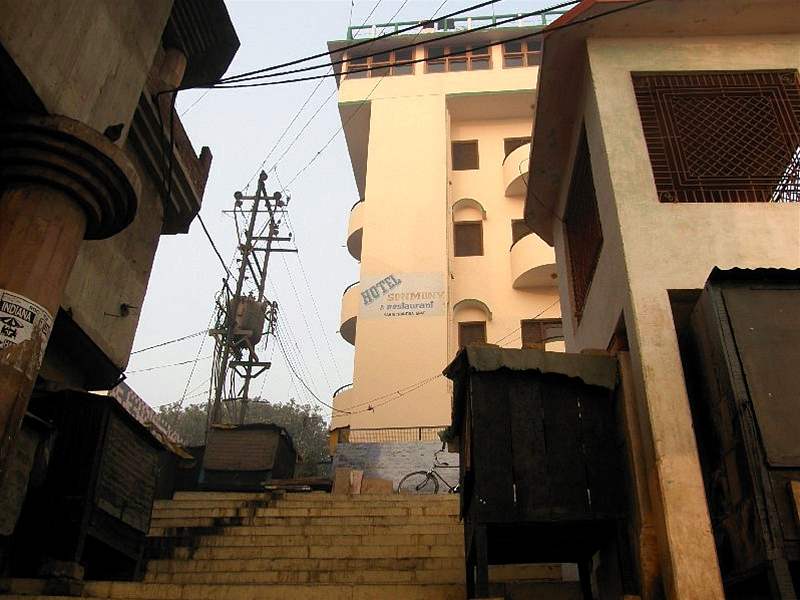 Indie, Váránasí, hotel Sonmony (vlevo krematorium)