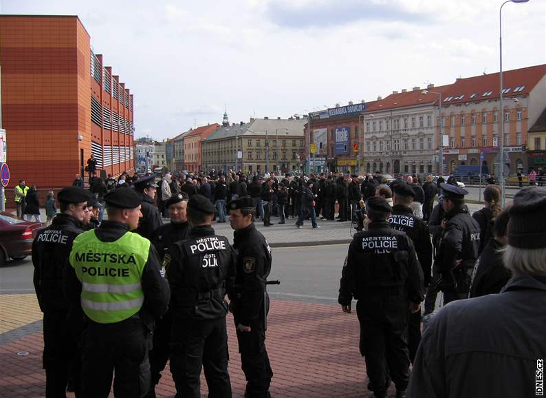 Neonacisté pochodovali centrem Plzn pi akci Protest proti sionismu. Hlídá je tká policejní technika.