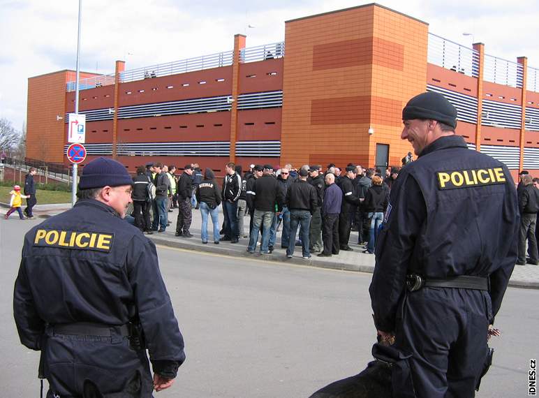 Neonacisté pochodovali centrem Plzn pi akci Protest proti sionismu. Hlídá je tká policejní technika.