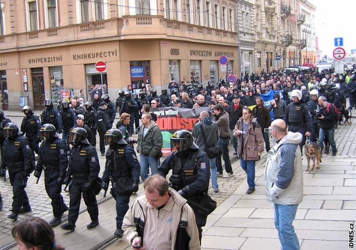 Neonacisté pochodovali centrem Plzn pi akci Protest proti sionismu. Hlídá je tká policejní technika.