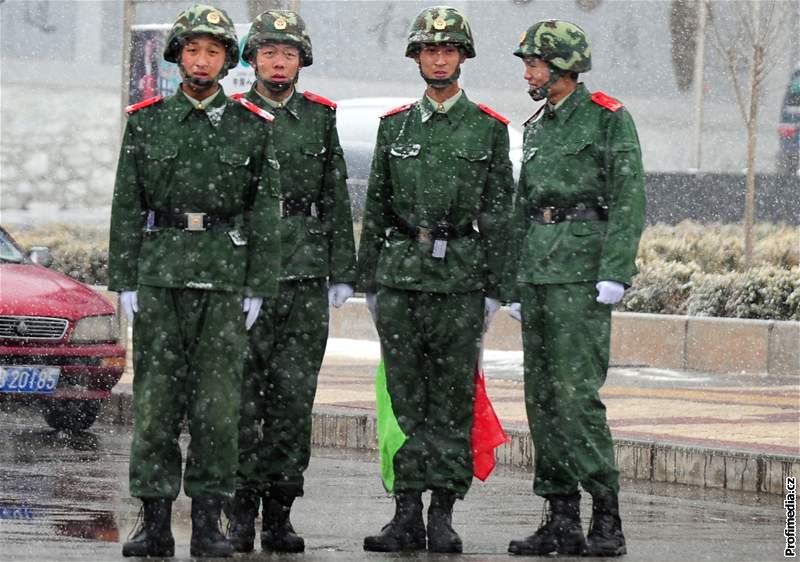 Čínští vojáci v ulicích Tibetu