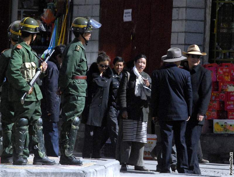 Čínští vojáci v ulicích Tibetu