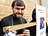 S improvizovaným křížem, knihou žalmů a plakátky proti interrupcím stává kněz Libor Halík před fakultní porodnicí na Obilním trhu v Brně. 