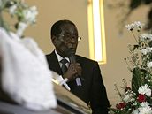 Robert Mugabe pi bohoslub za premiérovu manelku Susan Tsvangiraiovou (10. bezna 2009)