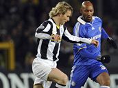 Pavel Nedvd (vlevo) zpracovává mí ped utoníkem Chelsea Nikolasem Anelkou.