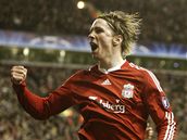 Fernando Torres z Liverpoolu se raduje z gólu do sít Realu Madrid