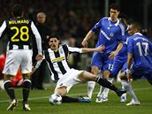 Juventus - Chelsea, Na zemi domácí Iaquinta, pihlíí spoluhrá Molinaro a hostující Ballack s Bosingwou.