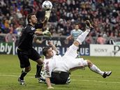 Bayern - Sporting Lisabon, domácí Podolski se pokouí o stelu v akrobatické pozici.