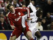 Liverpool - Real Madrid, domácí Torres (vlevo)se rve o mí s Diarrou.
