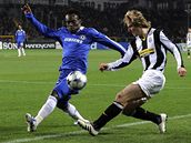 Juventus - Chelsea, Essien a Nedvd (vpravo).
