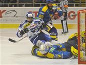 Kometa Brno - Ústí nad Labem, domácí Kántor (v bílém) dává gól.