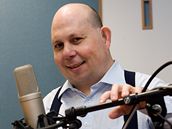 Tomá� Cikrt p�i natá�ení po�adu pro Radio Classic 