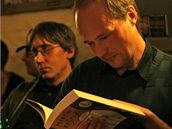 Martin Ry�avý �te ze své knihy 10. února v pra�ském Café Fra, vlevo za ním editor Cest na Sibi� Marek Vajchr