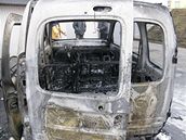 Oho�elý renault, ze kterého chodec zachránil uv�zn�nou vozí�ká�ku.