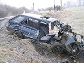 Nehoda na �elezni�ním p�ejezdu u obce Bohdíkov. T�iadvacetiletá �idi�ka vyvázla jen s lehkým zran�ním.  Fot