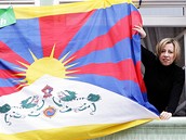Tibetská vlajka v oknech poslaneckého klubu Strany zelených ve Snmovn (10. 3. 2009)