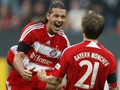 Fotbalisté Bayernu Mnichov Lahm (zády) a Demichelis se radují ze vsteleného gólu