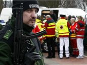 Policisté a záchraná�i p�ed �kolou Albertville v N�mecku, kde �ádil �ílený st�elec (11. b�ezen 2009)