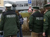 Policie p�ed �kolou v Ilsfeldu. (13. b�ezen 2009)