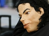 Fanouek Michaela Jacksona ped londýnskou O2 Arenou, který eká na zahájení pímého prodeje lístk na zpvákova vystoupení