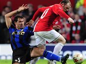 Manchester - Inter Milán; Rooney - Stankovi (vlevo)