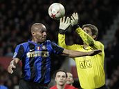 Manchester - Inter Milán; van der Sar (vpravo) - Adriano