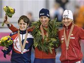 Martina Sáblíková (vlevo) na stíbrném stupínku ve spolenosti vítzné  Renate Groenewoldové (uprosted) a bronzové Kristiny Grovesové. 