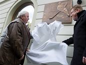 Augustin Bubník a starosta Prahy 1 Petr Hejma odhalují pam�tní desku zlatá generace hokejist�, kterou rozprá�ila StB.