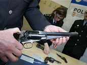 Kopie perkusného revolveru z války sever proti jihu, který lidé odevzdali pi akci zvané Amnestie zbraní 