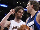 Los Angeles Lakers - Dallas: domácí Pau Gasol se raduje, v popedí Dirk Nowitzki